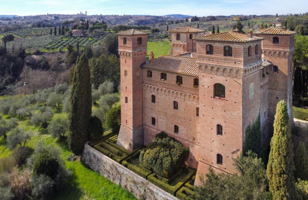Prestigious medieval castle with stunning panorama, Siena - ...